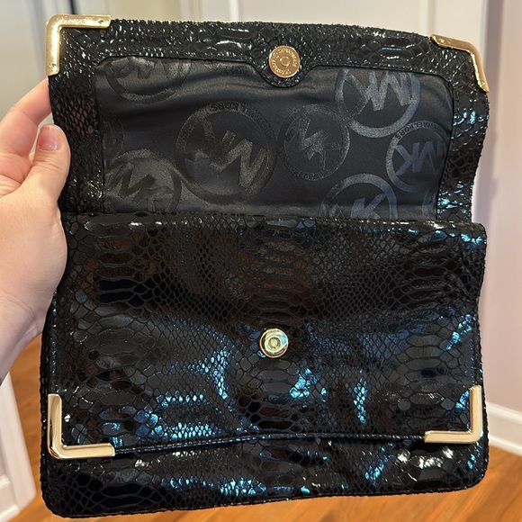 Michael Kors clutch 🖤 free shipping! - Picture 2 of 7